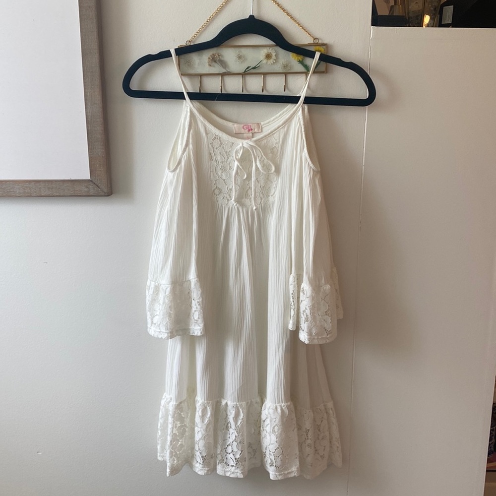 White shoulder hole dress size L